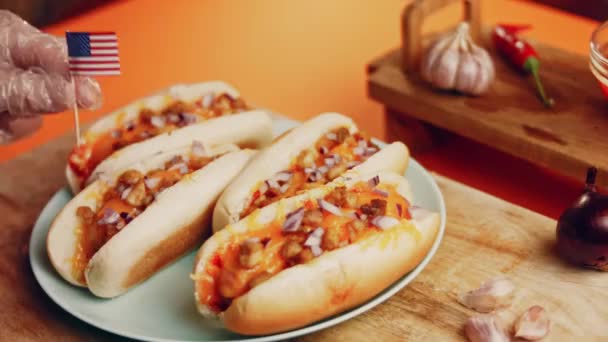 Process Preparing Irresistible Chili Cheese Hot Dogs Taste Usa Cuisine — Vídeo de stock