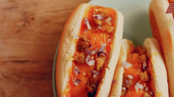 Process Preparing Irresistible Chili Cheese Hot Dogs Taste Usa Cuisine — Vídeo de Stock