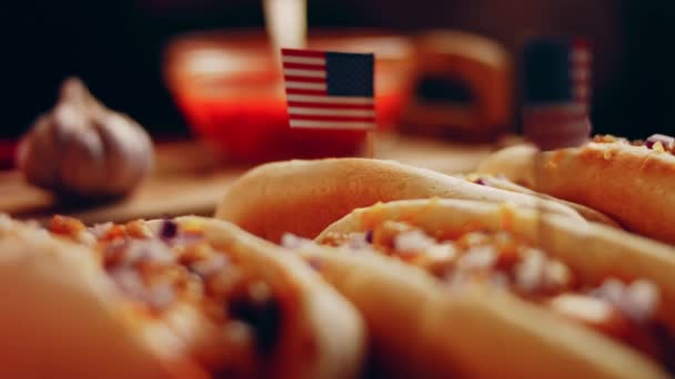 Process Preparing Irresistible Chili Cheese Hot Dogs Taste Usa Cuisine — Wideo stockowe