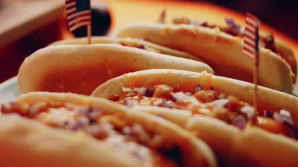 Process Preparing Irresistible Chili Cheese Hot Dogs Taste Usa Cuisine — Vídeo de stock