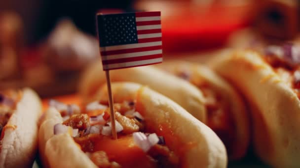 Process Preparing Irresistible Chili Cheese Hot Dogs Taste Usa Cuisine — Stockvideo