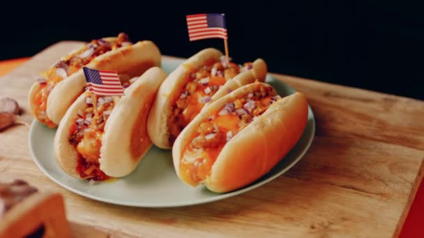 Process Preparing Irresistible Chili Cheese Hot Dogs Taste Usa Cuisine — Stok Video