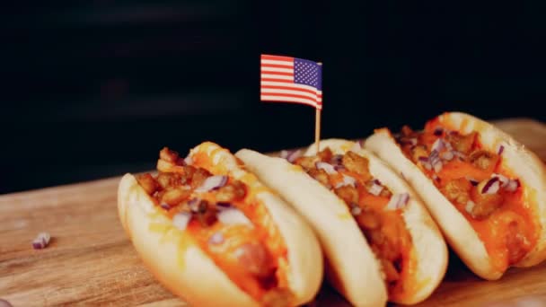 Process Preparing Irresistible Chili Cheese Hot Dogs Taste Usa Cuisine — 图库视频影像