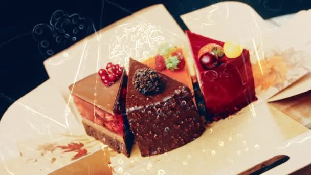 Néhány Szelet Fehér Piros Eper Cseresznye Torta Csokoládé Egy Nyitott — Stock videók
