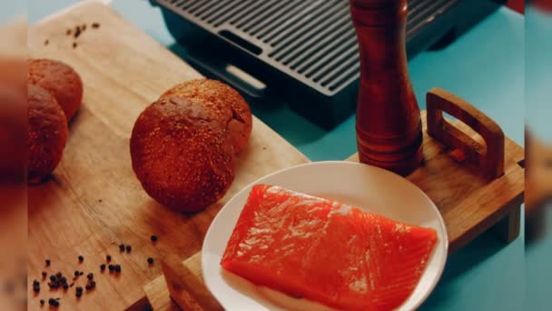 Preparing Process Cinematographic Smoked Salmon Bagels Usa Cusine — Αρχείο Βίντεο