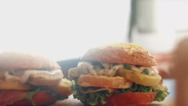 Transition Effect Green Tomato Blt Burger Vegan Burger — Stockvideo