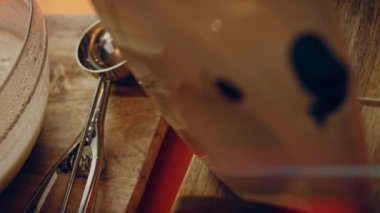 Preparing process of Old Time Custard Ice Cream, Transition effect between cartoons and real film .