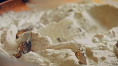 Preparing process of Old Time Custard Ice Cream, Transition effect between cartoons and real film .