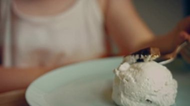 Preparing process of Old Time Custard Ice Cream, Transition effect between cartoons and real film .