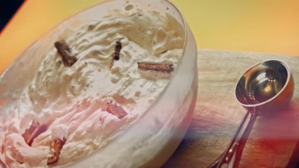 Процес Приготування Старовинного Заварного Морозива Ефект Переходу Між Мультфільмами Реальним — стокове відео