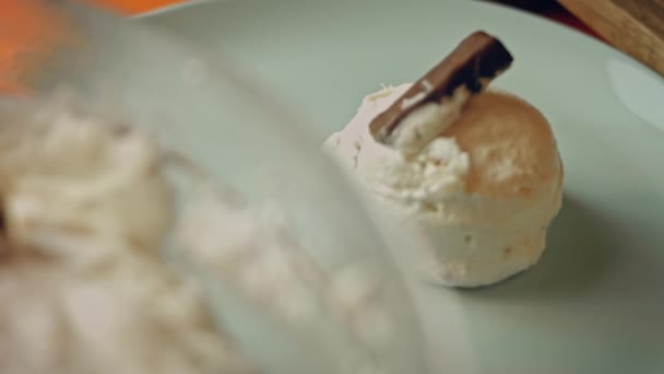 Процес Приготування Старовинного Заварного Морозива Ефект Переходу Між Мультфільмами Реальним — стокове відео