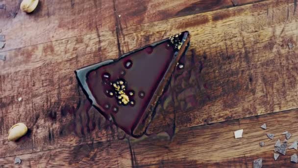 Банановый Шоколадный Торт Золотой Пылью Деревянном Подносе Украшениями — стоковое видео
