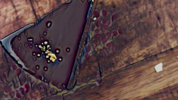 Bolo Chocolate Banana Com Ouro Uma Bandeja Madeira Com Decorações — Vídeo de Stock