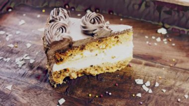 Tahta tepside süslemeli Kyiv keki.