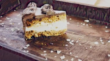 Tahta tepside süslemeli Kyiv keki.