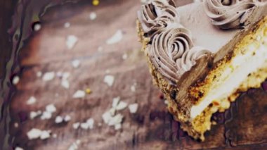 Tahta tepside süslemeli Kyiv keki.