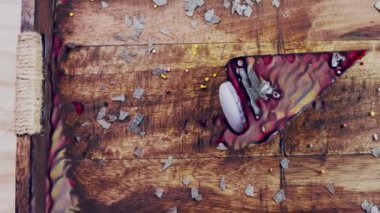 Tahta tepside süslemeli Chuao keki..