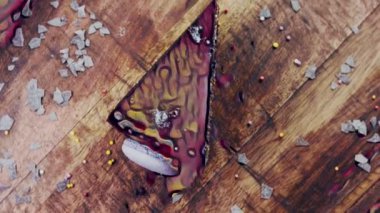 Tahta tepside süslemeli Chuao keki..