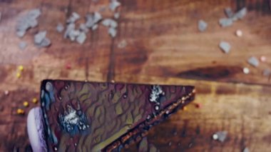 Tahta tepside süslemeli Chuao keki..