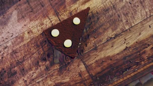 Čokoládový Koláč Mučednickým Ovocem Dřevěném Podnosu Dekoracemi — Stock video