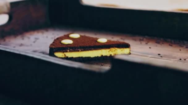 Chokladkaka Med Passionsfrukt Trälåda Med Dekorationer — Stockvideo