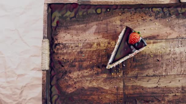 Delicioso Pastel Fresa Una Bandeja Madera Con Decoraciones — Vídeo de stock