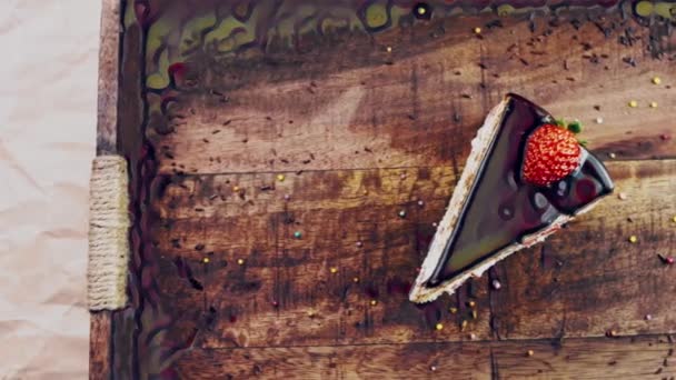 装飾が施された木製のトレイ上のおいしいイチゴケーキ — ストック動画
