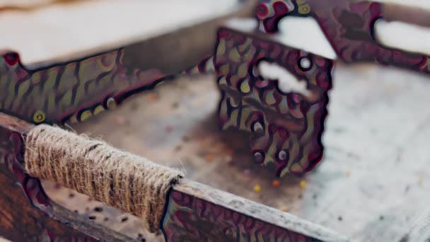 Ferrero Rocher Cake Een Houten Dienblad Met Decoraties — Stockvideo