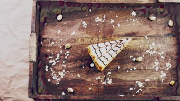 有装饰品的木制托盘上的紫苏蛋糕 — 图库视频影像