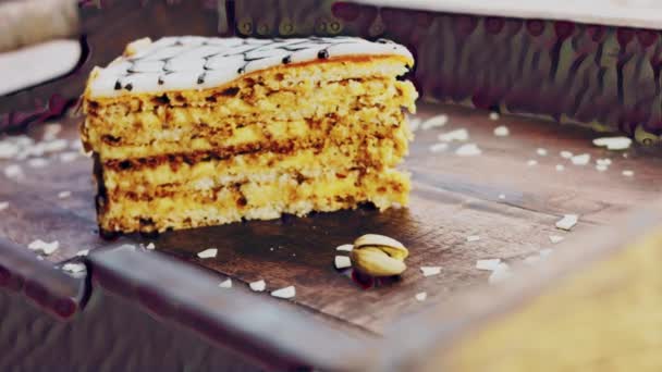 Esterhazy Cake Een Houten Dienblad Met Decoraties — Stockvideo