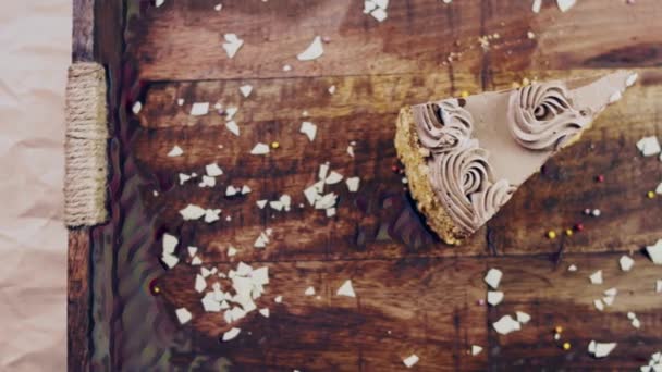 基辅蛋糕 木制盘子里有装饰品 — 图库视频影像