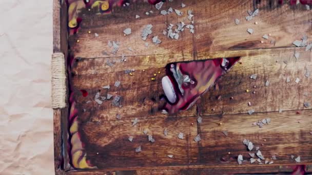 在木制盘子里放有装饰品的焦糖蛋糕 — 图库视频影像