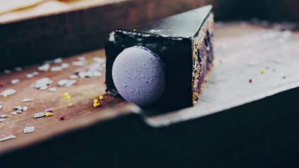 Chuao Cake Een Houten Dienblad Met Decoraties — Stockvideo