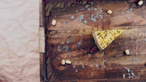 Gâteau Aux Pistaches Sur Plateau Bois Décoré — Video