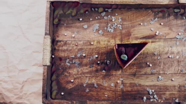 装飾が施された木製のトレイのベリー風ケーキ — ストック動画