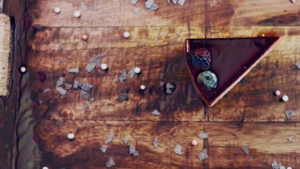 在木制盘子里放有装饰品的浆果风蛋糕 — 图库视频影像
