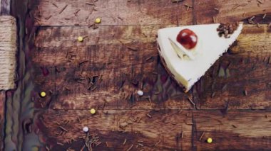 Tahta tepside süslemeli kirazlı kek..