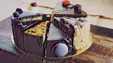 Altın tepside on çeşit kek ve süslemeli ahşap tepside..