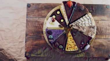 Altın tepside on çeşit kek ve süslemeli ahşap tepside..