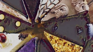 Altın tepside on çeşit kek ve süslemeli ahşap tepside..