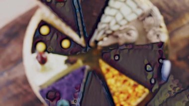 Altın tepside on çeşit kek ve süslemeli ahşap tepside..