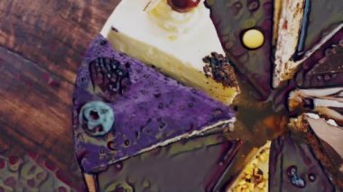 Altın tepside on çeşit kek ve süslemeli ahşap tepside..