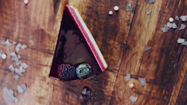 装飾が施された木製のトレイのベリー風ケーキ — ストック動画