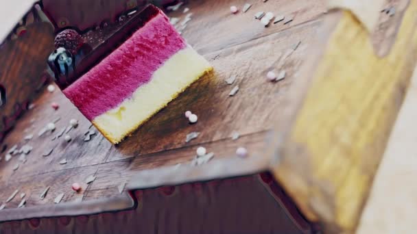 Berry Breeze Cake Een Houten Dienblad Met Decoraties — Stockvideo