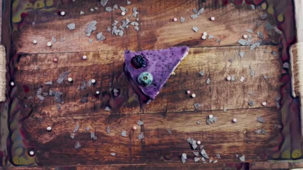 Provence Torta Áfonyával Levendulával Tálcán Díszítéssel — Stock videók