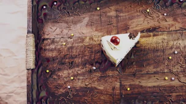 精美的樱桃蛋糕放在有装饰品的木制托盘上 — 图库视频影像