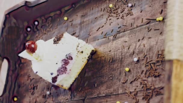 Delicioso Pastel Cereza Una Bandeja Madera Con Decoraciones — Vídeos de Stock