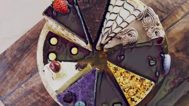 金盘上的十个蛋糕和装饰的木制盘子上的十个蛋糕 — 图库视频影像
