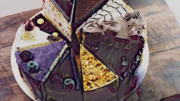 Десять Видів Тортів Золотому Підносі Дерев Яному Підносі Прикрасами — стокове відео