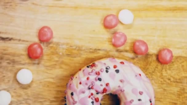 Rosafarbene Donuts Die Mit Süßigkeiten Verziert Sind Makro Und Schiebereglerschießen — Stockvideo